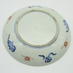 Japon. Coupe en porcelaine à décor polychrome de carpes dans un paysage, XIXe siècle