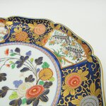 Japon. Plat en porcelaine à décor polychrome de fleurs et paysages, XXe