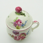 Mennecy. Pot à jus en porcelaine à décor polychrome de fleurs, XVIIIe siècle
