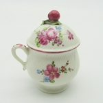 Mennecy. Pot à jus en porcelaine à décor polychrome de fleurs, XVIIIe siècle