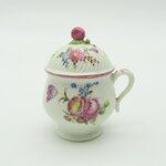 Mennecy. Pot à jus en porcelaine à décor polychrome de fleurs XVIIIe siècle