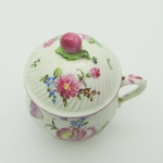 Mennecy. Pot à jus en porcelaine à décor polychrome de fleurs XVIIIe siècle