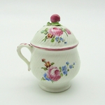 Mennecy. Pot à jus en porcelaine à décor polychrome de fleurs XVIIIe siècle