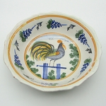 Nevers. Saladier en faïence à décor polychrome d'un coq, début XIXe siècle