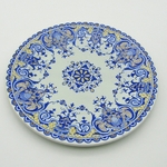 Gien. Assiette en faïence décor de guirlandes fleuries, XIXe siècle