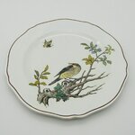 Gien. Assiette en faïence décor d'un oiseau et d'un papillon, XIXe siècle