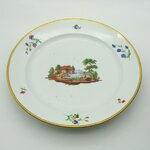 Niderviller. Plat en porcelaine à décor de personnages dans un paysage, XVIIIe siècle