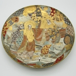 Japon. Satsuma. Plat en grès à décor polychrome et or de personnages, XIXe siècle