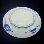 Japon. Arita Yamatoku. Plat en porcelaine décor personnage et paysage, XXe