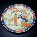 Japon. Arita Yamatoku. Plat en porcelaine décor personnage et paysage, XXe