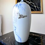 Japon. Arita. Fukagawa Seiji. Vase en porcelaine décor de fleurs et oiseau, XXe