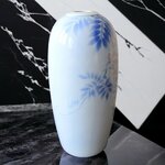 Japon. Arita. Fukagawa Seiji. Vase en porcelaine décor de fleurs et oiseau, XXe