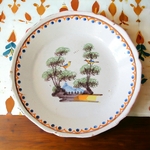 Nevers. Assiette en faïence décor d'oiseaux perchés dans un paysage, XVIIIe [11]