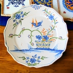 Nevers. Assiette en faïence à décor polychrome d'un oiseau perché, XVIIIe [13]