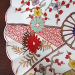 Japon. Arita. Assiette en porcelaine à décor de fleurs et dragons, XIXe