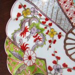 Japon. Arita. Assiette en porcelaine à décor de fleurs et dragons, XIXe