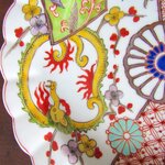 Japon. Arita. Assiette en porcelaine à décor de fleurs et dragons, XIXe
