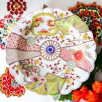 Japon. Arita. Assiette en porcelaine à décor de fleurs et dragons, XIXe