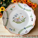 Nevers. Assiette en faïence à décor polychrome de fleurs sur tertre, XVIIIe [19]