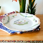 Nevers. Assiette en faïence à décor polychrome de fleurs sur tertre, XVIIIe [19]