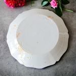 Nevers. Assiette en faïence à décor polychrome de fleurs sur tertre, XVIIIe [19]