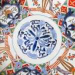 Japon. Arita. Plat en porcelaine décor de fleurs et vases dans des réserves, XIX