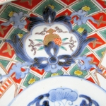Japon. Arita. Plat en porcelaine décor de fleurs et vases dans des réserves, XIX