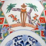 Japon. Arita. Plat en porcelaine décor de fleurs et vases dans des réserves, XIX