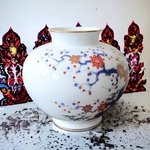 Japon. Arita. Fukagawa Seiji. Vase en porcelaine décor polychrome de fleurs, XXe
