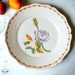Nevers. Paire dassiettes en faïence décor polychrome à la rose, XVIIIe
