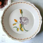 Nevers. Paire dassiettes en faïence décor polychrome à la rose, XVIIIe
