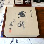 Japon. Tachikichi. Coupe en porcelaine à décor de fruits en camaïeu bleu, XXe