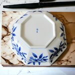 Japon. Tachikichi. Coupe en porcelaine à décor de fruits en camaïeu bleu, XXe