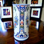 Gien. Vase rouleau en faïence décor Rouen, XIXe siècle
