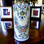Gien. Vase rouleau en faïence décor Rouen, XIXe siècle