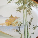 Japon. Kutani. Plat ovale porcelaine à décor polychrome et or de paysages, XXe