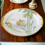 Japon. Kutani. Plat ovale porcelaine à décor polychrome et or de paysages, XXe
