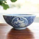Japon. Arita. Coupe porcelaine à décor de fleurs et pieuvre en camaïeu bleu XIXe