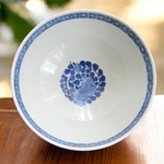 Japon. Arita. Coupe porcelaine à décor de fleurs et pieuvre en camaïeu bleu XIXe