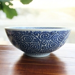 Japon. Arita. Coupe porcelaine à décor de fleurs et pieuvre en camaïeu bleu XIXe