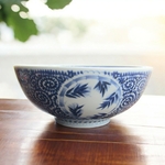 Japon. Arita. Coupe porcelaine à décor de fleurs et pieuvre en camaïeu bleu XIXe
