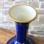 Sèvres. Important vase bouteille en porcelaine fond bleu lapis, fin XIXe siècle