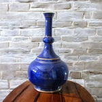 Sèvres. Important vase bouteille en porcelaine fond bleu lapis, fin XIXe siècle