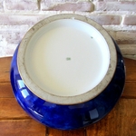 Sèvres. Important vase bouteille en porcelaine fond bleu lapis, fin XIXe siècle