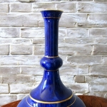 Sèvres. Important vase bouteille en porcelaine fond bleu lapis, fin XIXe siècle