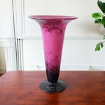 A. Delatte. Nancy. Vase en verre soufflé à décor de projection de poudres colorées, début XXe siècle