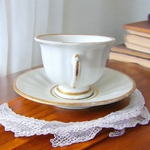 KPM Berlin. Tasse en porcelaine à décor polychrome de paysages, début XXe siècle