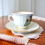 KPM Berlin. Tasse en porcelaine à décor polychrome de paysages, début XXe siècle
