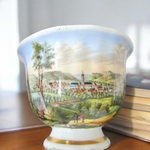 KPM Berlin. Tasse en porcelaine à décor polychrome de paysages, début XXe siècle