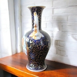 Bayeux. vase en porcelaine à décor dun oiseau et de fleurs dans une réserve XIX